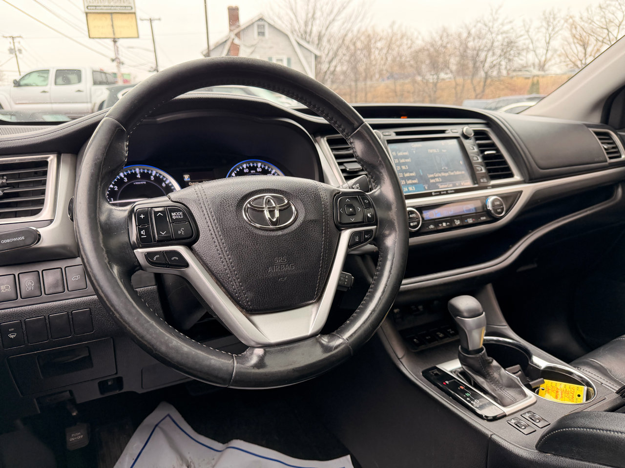 Used 2017 Toyota Highlander SE w/ Carpet Mat Package image 12