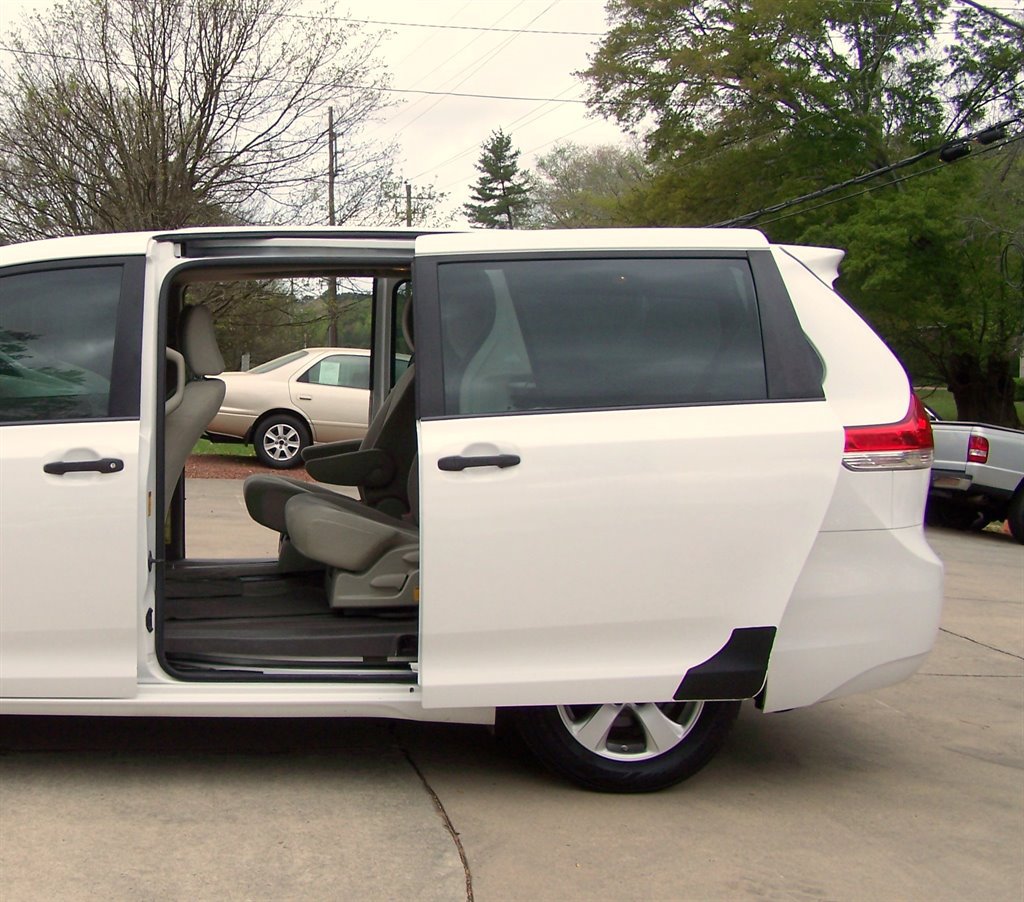 Used 2013 Toyota Sienna L FWD image 31