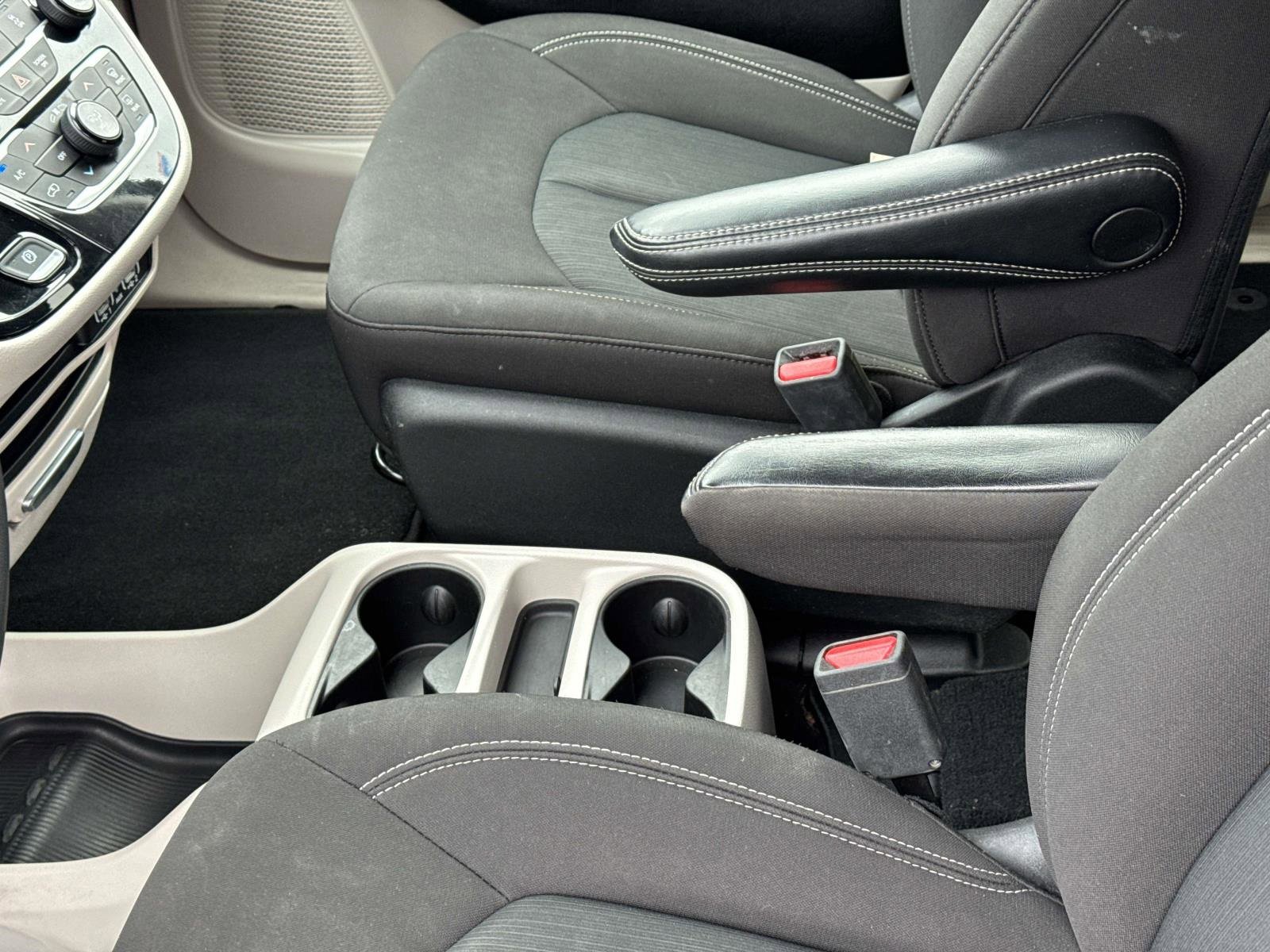 Used 2023 Chrysler Voyager LX image 21