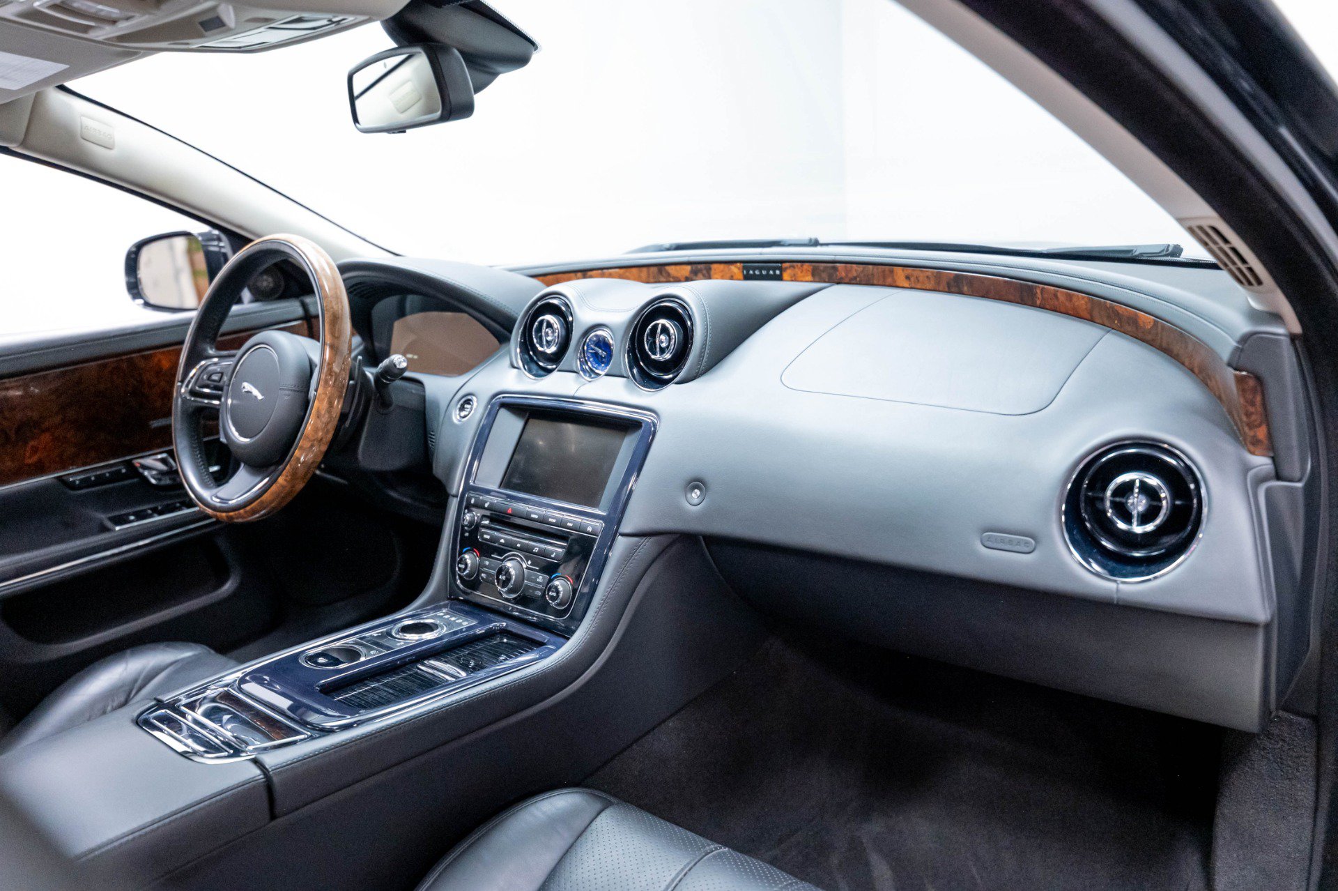 Used 2013 Jaguar XJ AWD image 36