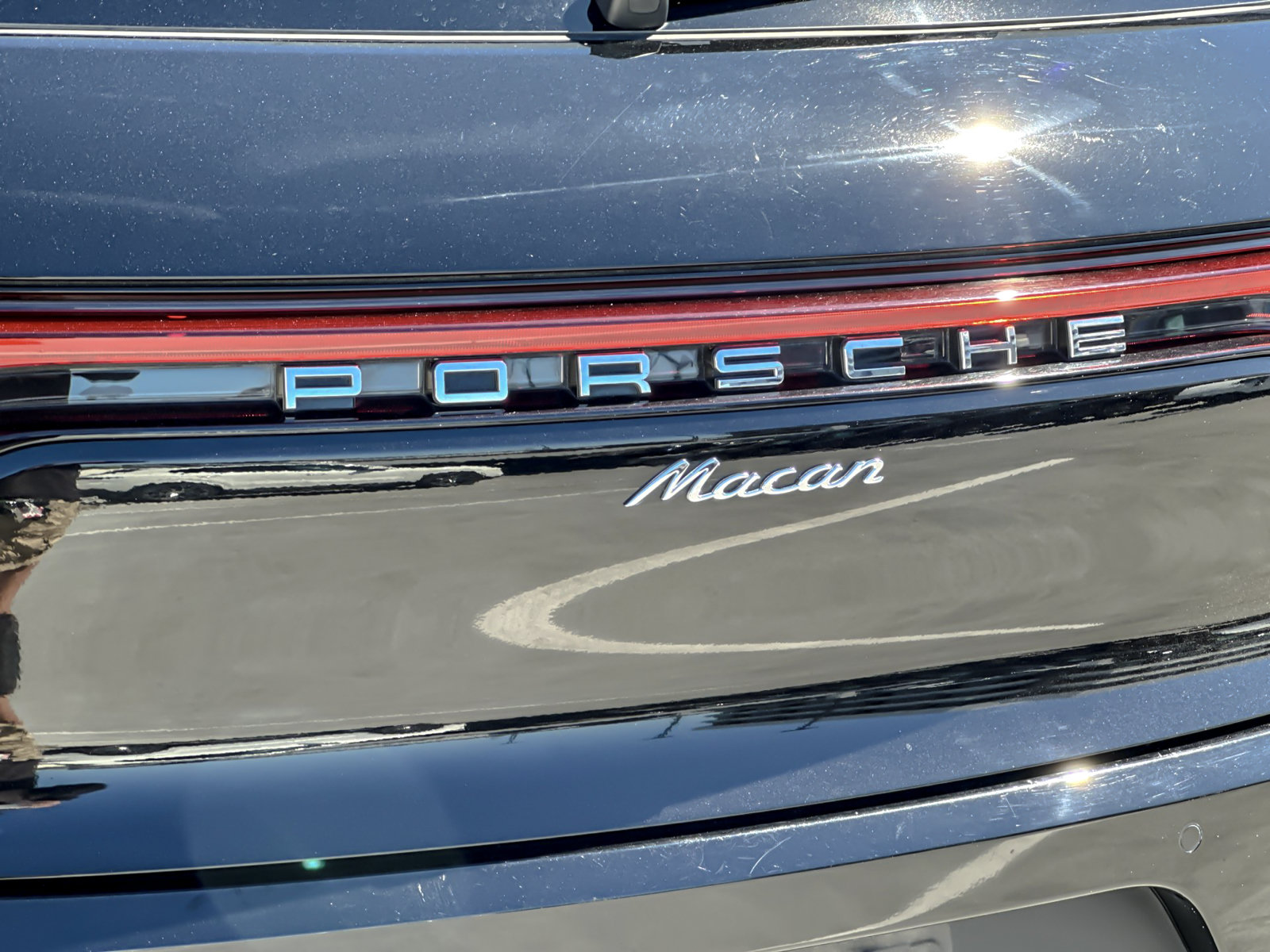Certified 2020 Porsche Macan AWD/4WD image 23