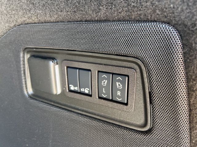 Certified 2025 Cadillac Escalade Premium Luxury AWD/4WD image 22