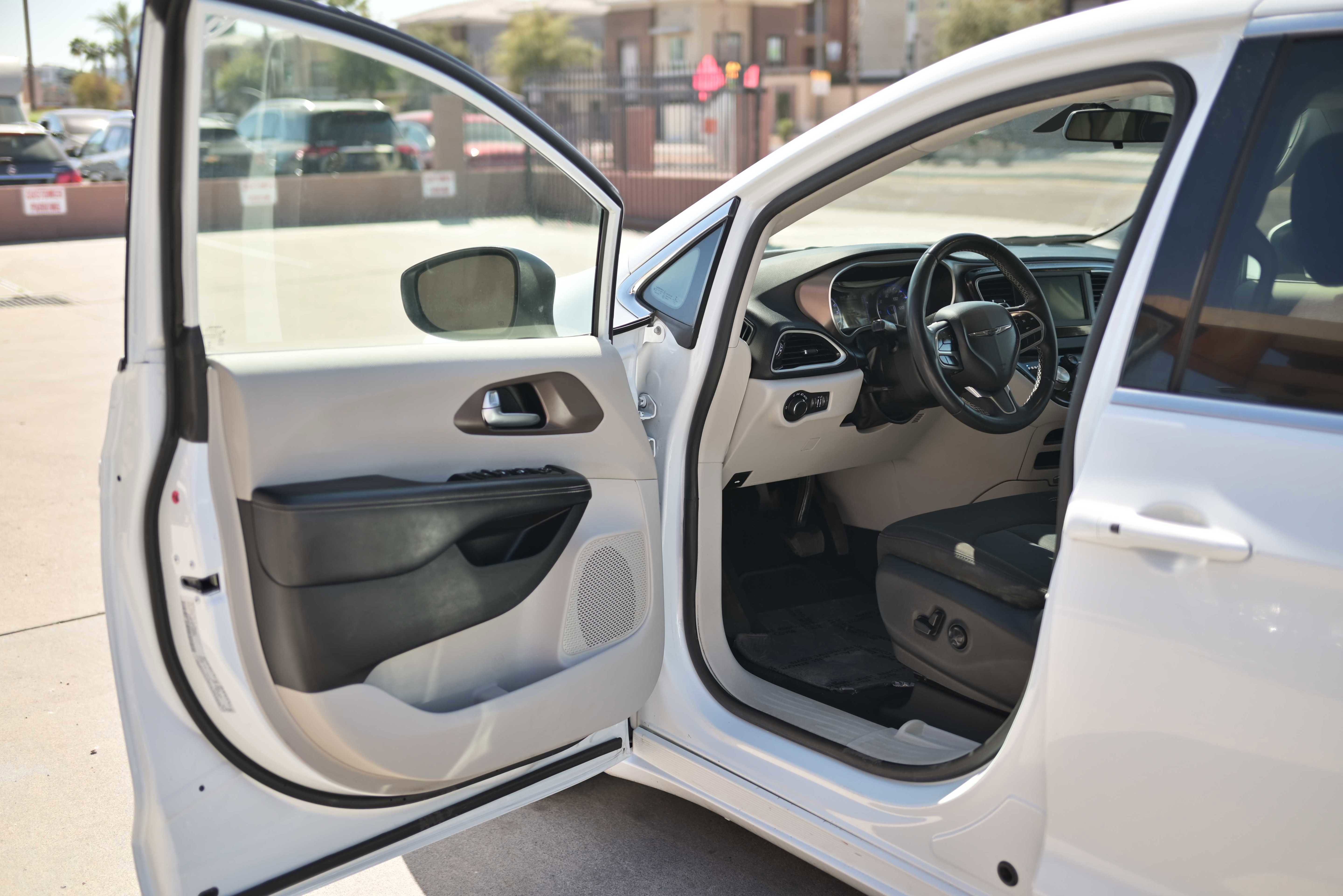 Used 2022 Chrysler Voyager LX image 6