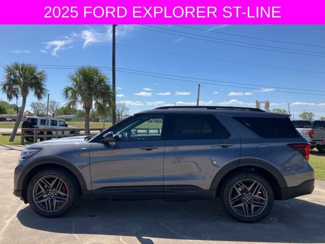 Used 2025 Ford Explorer ST-Line w/ ST-Line Street Pack AWD/4WD image 4