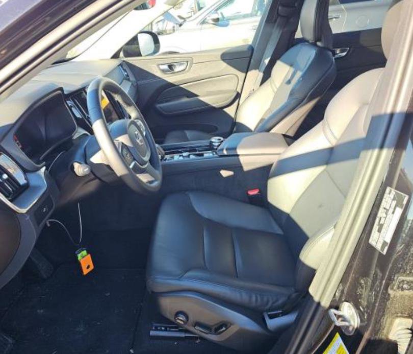 Used 2025 Volvo XC60 B5 Core AWD/4WD image 2