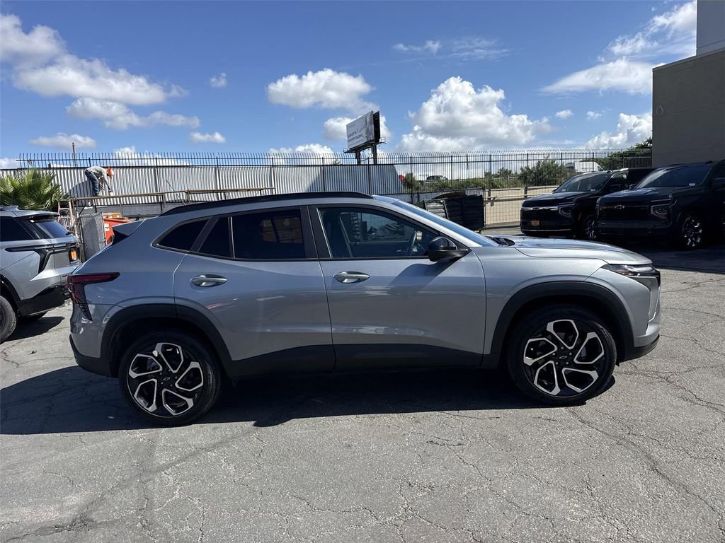 Used 2024 Chevrolet Trax RS image 2