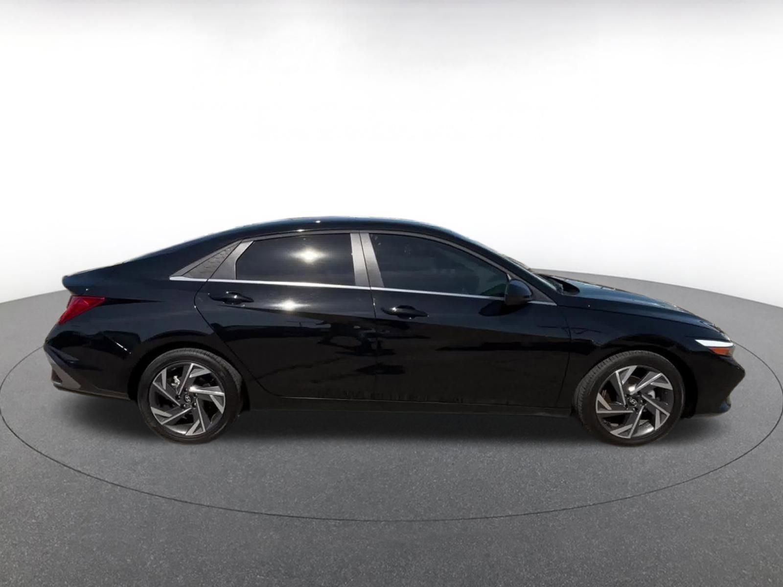Used 2025 Hyundai Elantra SEL FWD image 16