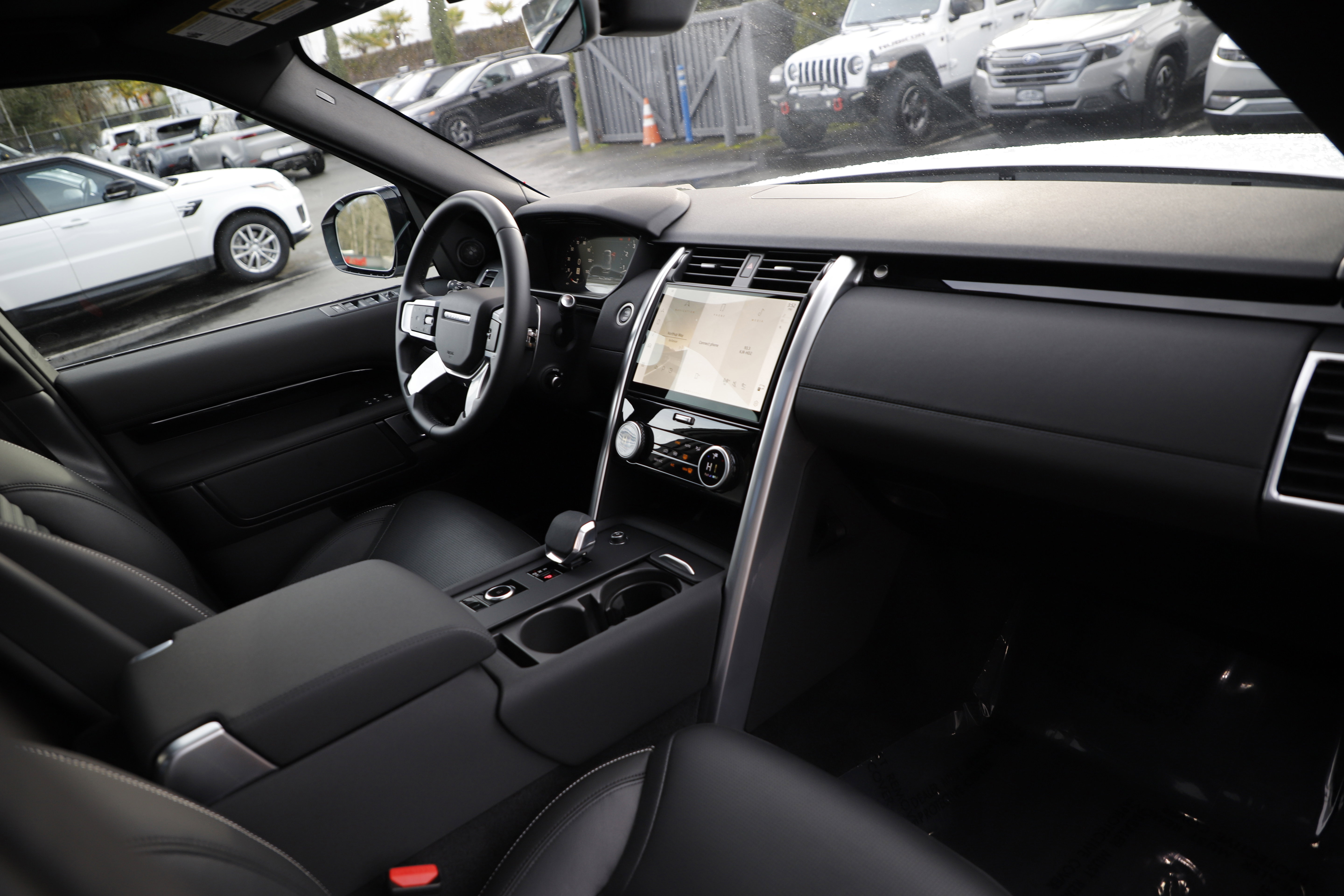 Certified 2025 Land Rover Discovery S image 13