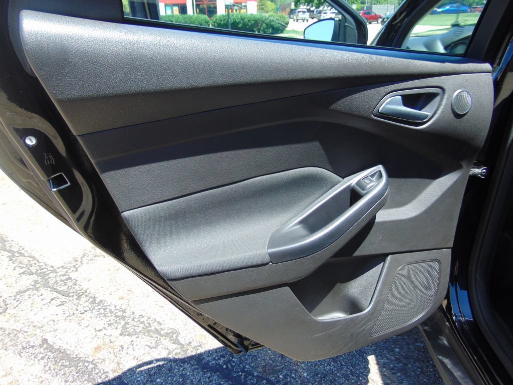 Used 2016 Ford Focus Titanium w/ Titanium Technology Package FWD image 25