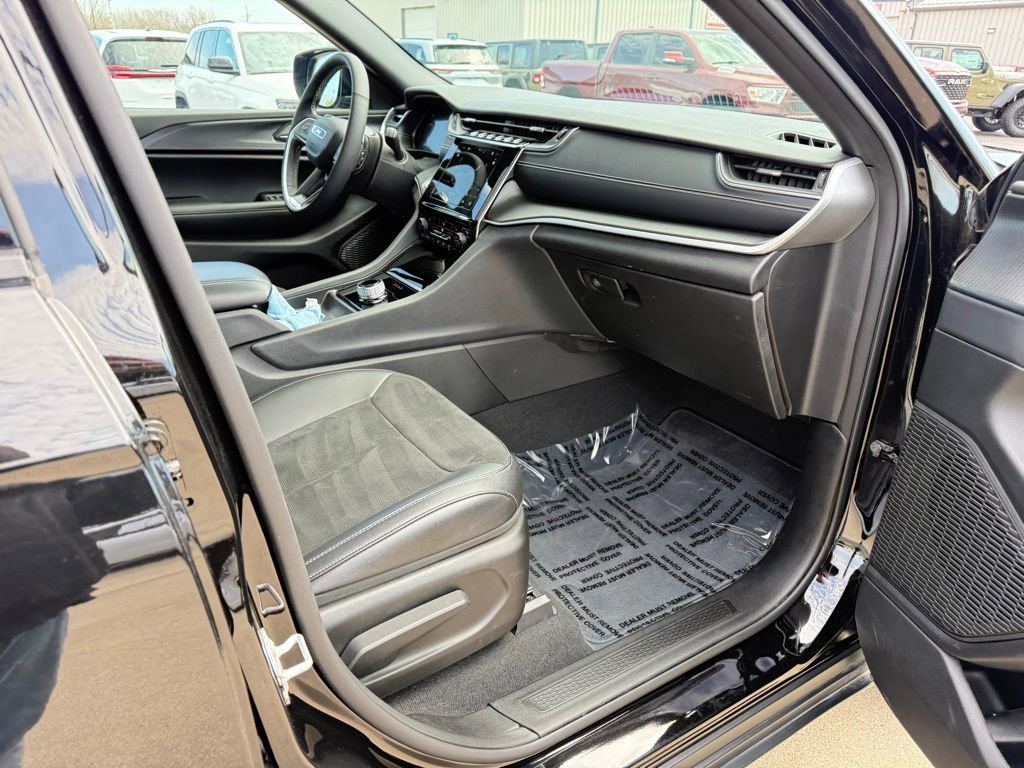 Used 2025 Jeep Grand Cherokee Altitude image 31