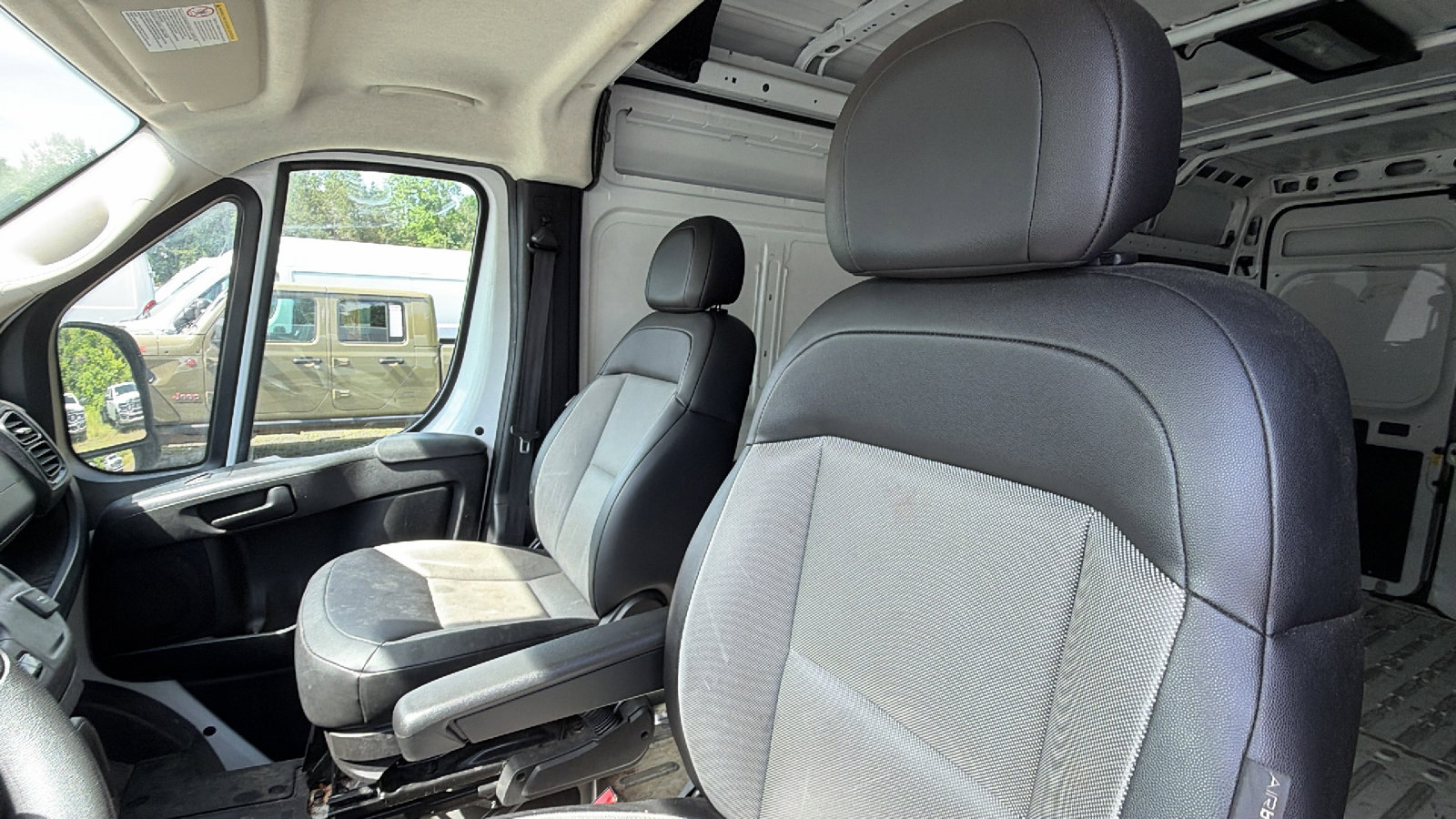Used 2024 RAM ProMaster 2500 w/ Convenience Group FWD image 18