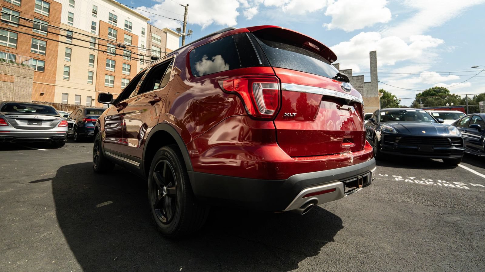 Used 2017 Ford Explorer XLT w/ Equipment Group 202A AWD/4WD image 6