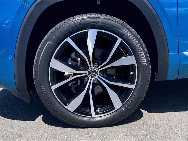 Certified 2024 Volkswagen Atlas Cross Sport SEL Premium R-Line AWD/4WD image 9