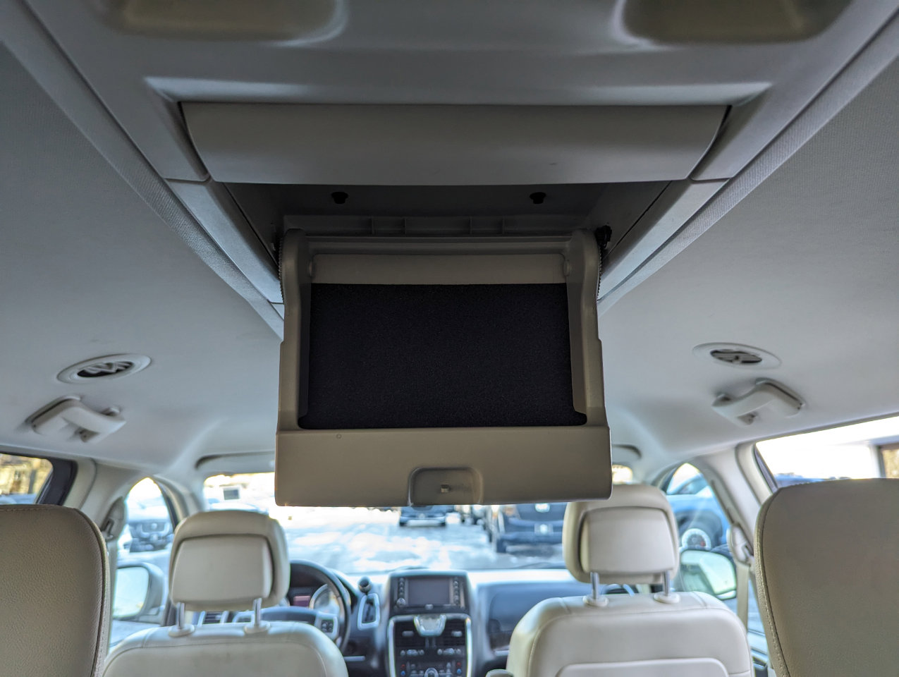 Used 2013 Chrysler Town & Country Touring image 38