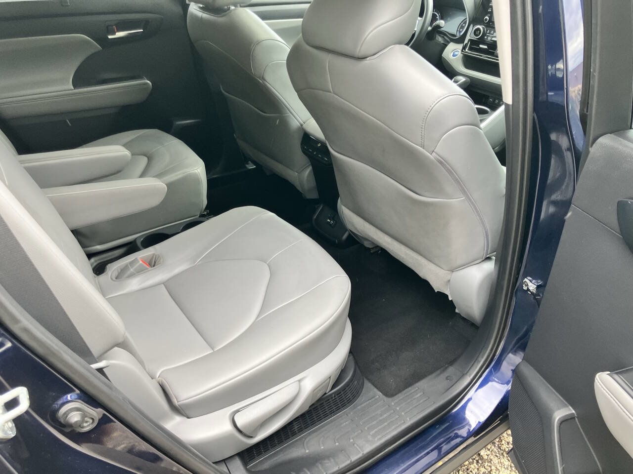 Used 2021 Toyota Highlander XLE image 30