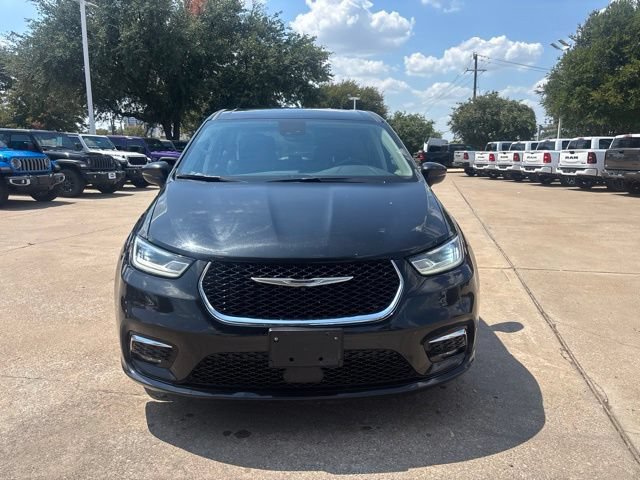 Used 2023 Chrysler Pacifica Touring-L FWD image 3