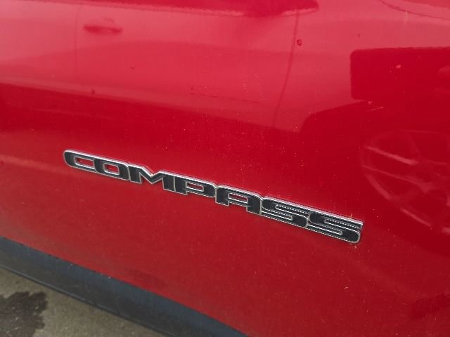 Used 2018 Jeep Compass Latitude w/ Popular Equipment Group AWD/4WD image 4