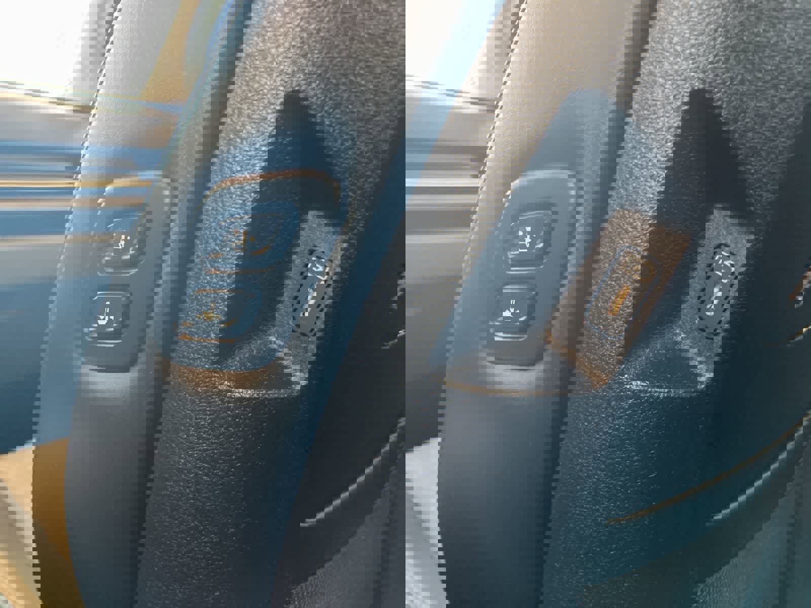 Used 2025 Kia Carnival EX image 25