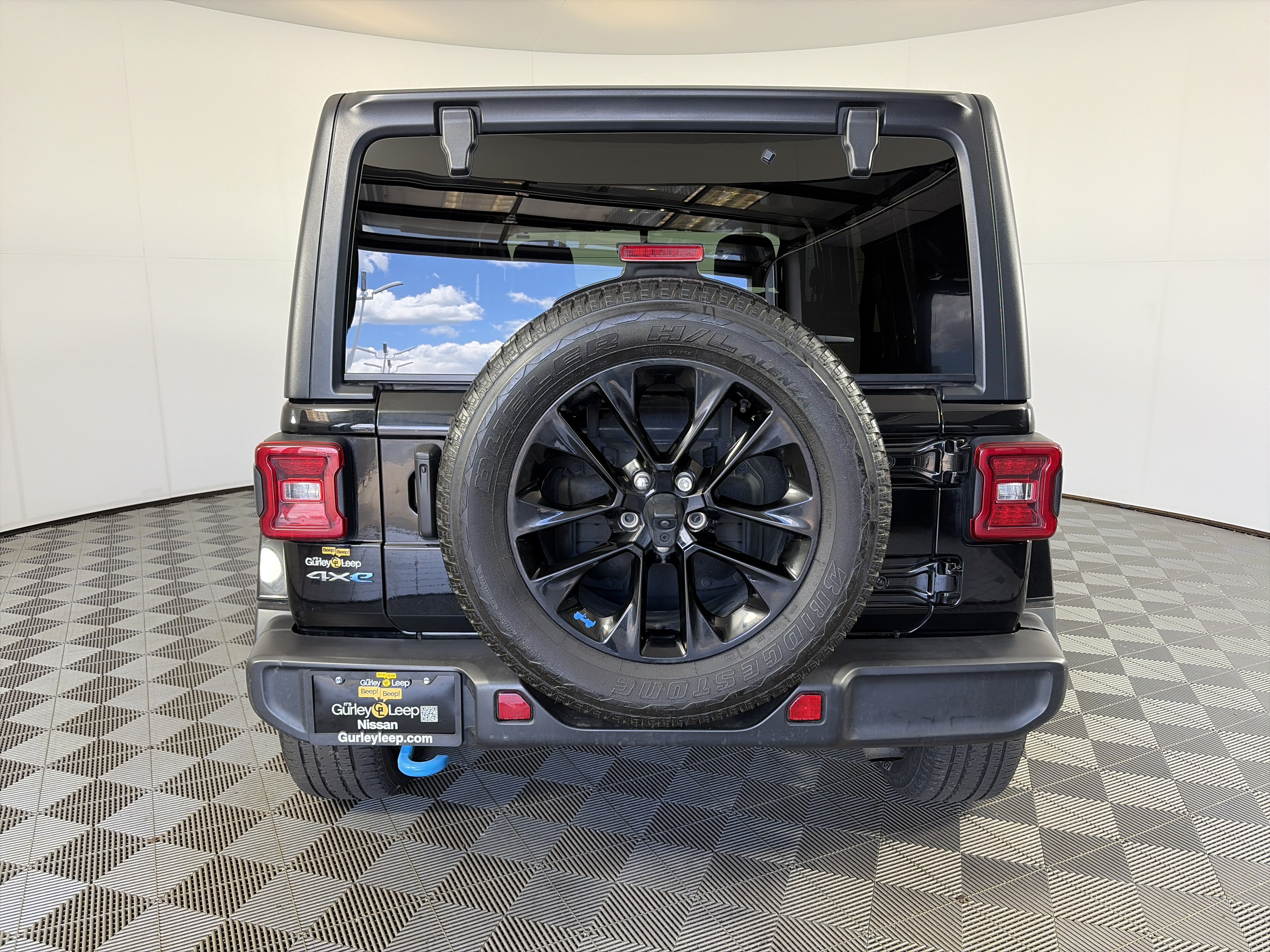 Used 2023 Jeep Wrangler Unlimited Sahara AWD/4WD image 9