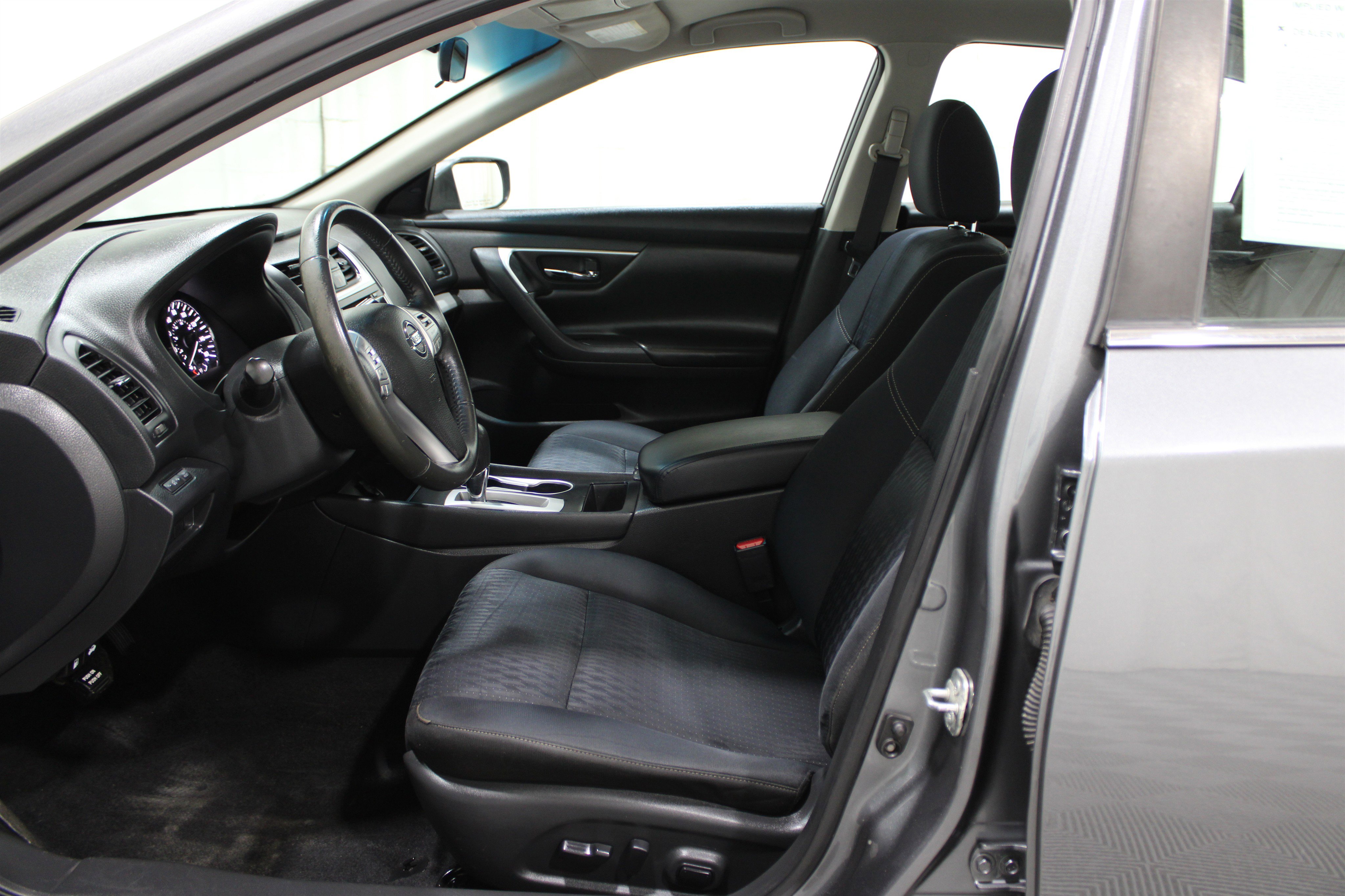 Used 2017 Nissan Altima 2.5 SV image 3