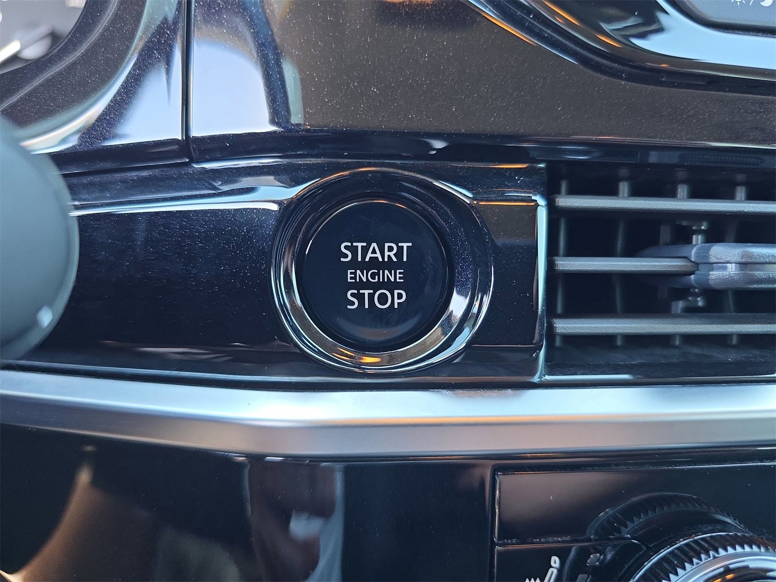 Used 2025 Nissan Pathfinder SV image 25