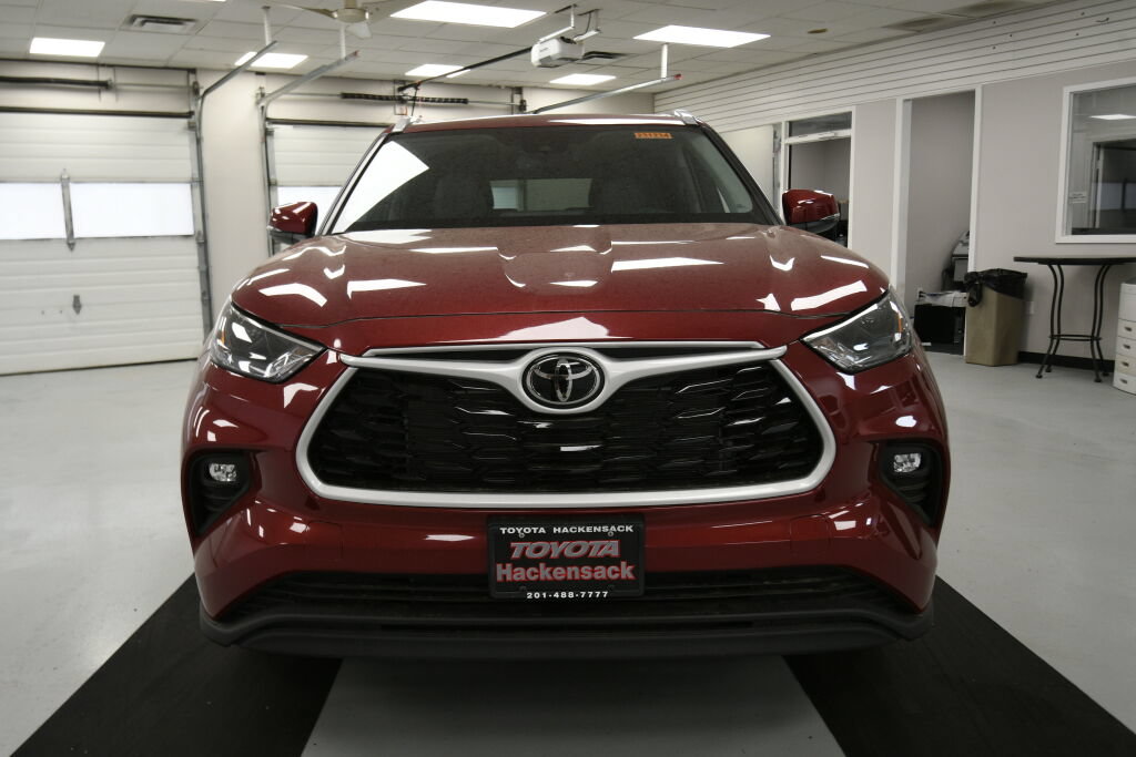 New 2023 Toyota Highlander XLE AWD/4WD image 2