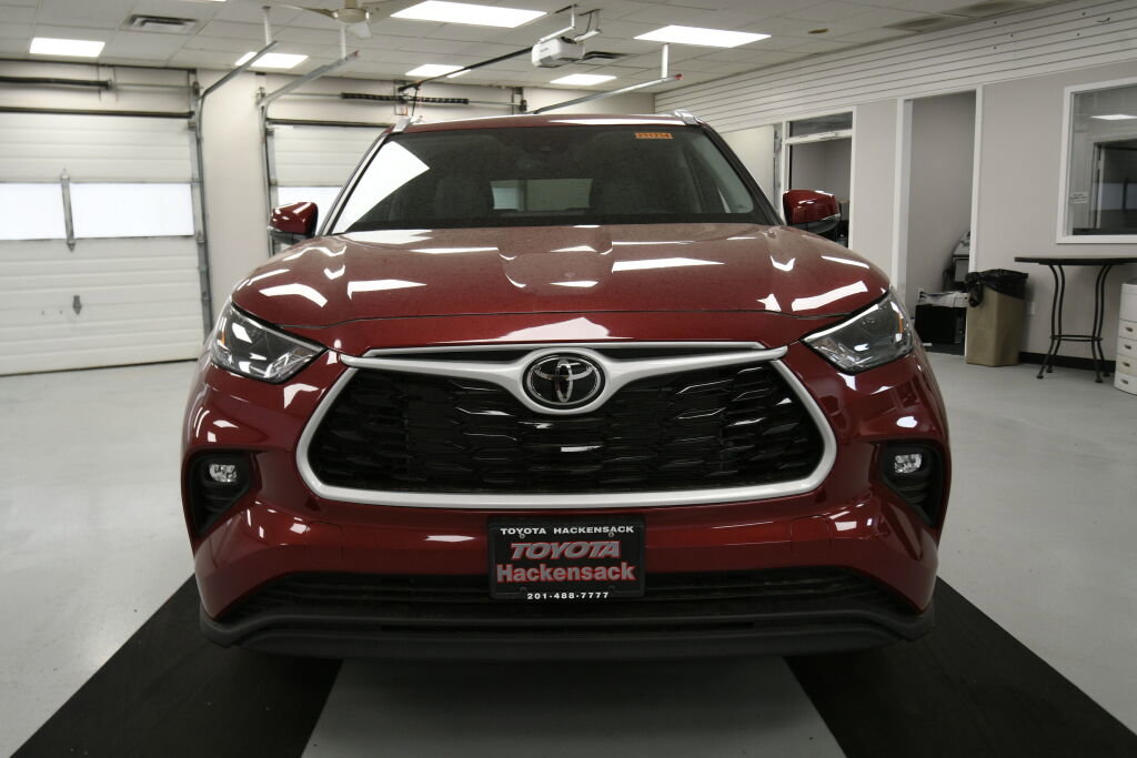 New 2023 Toyota Highlander XLE image 2