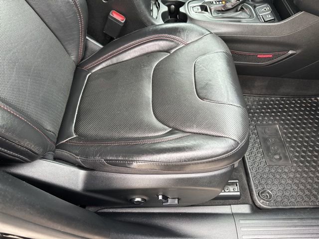 Used 2020 Jeep Cherokee Trailhawk image 13