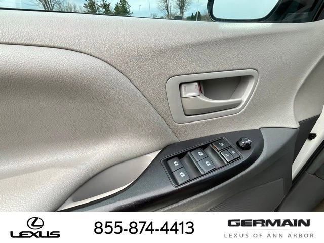 Used 2017 Toyota Sienna L image 23