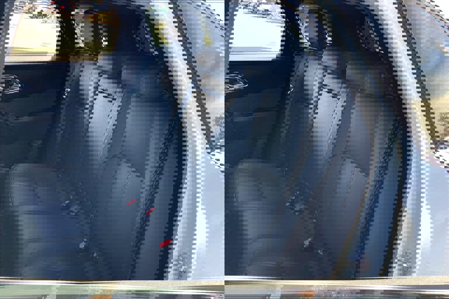 Used 2025 Land Rover Range Rover Velar Dynamic SE image 18