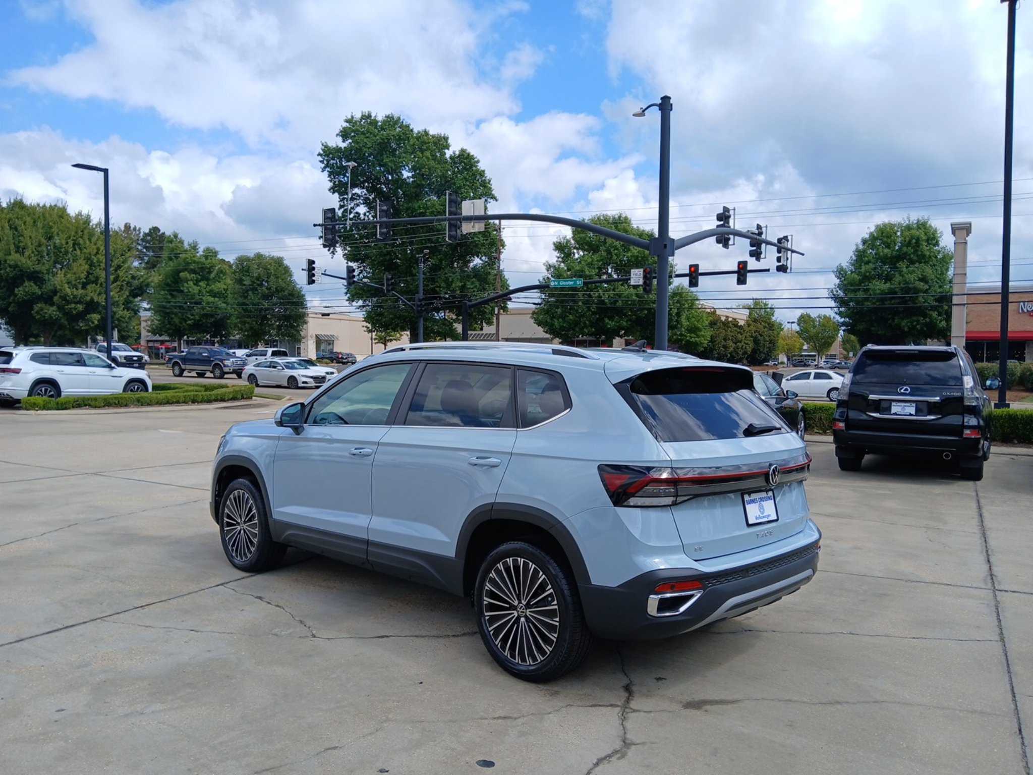 New 2027 Volkswagen Taos SE FWD image 5