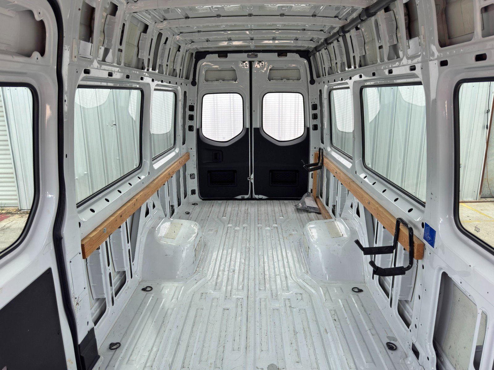 Used 2020 Mercedes-Benz Sprinter 3500 w/ Windows All Around Package image 37