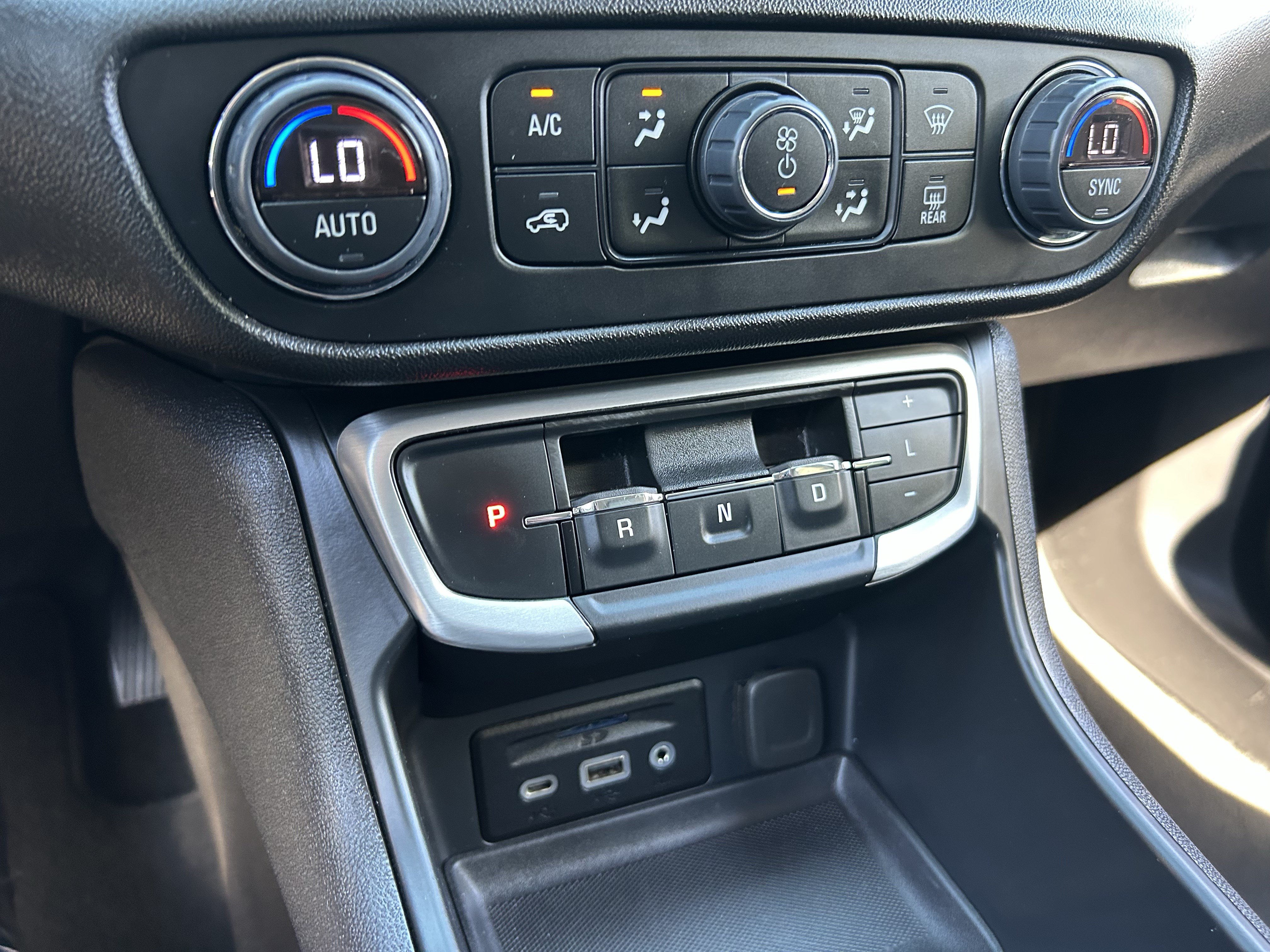 Used 2024 GMC Terrain SLT AWD/4WD image 23