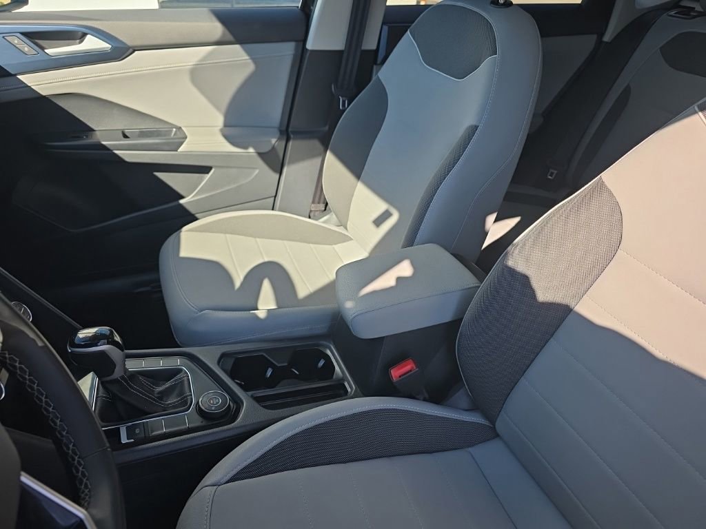 Used 2024 Volkswagen Taos SE image 21