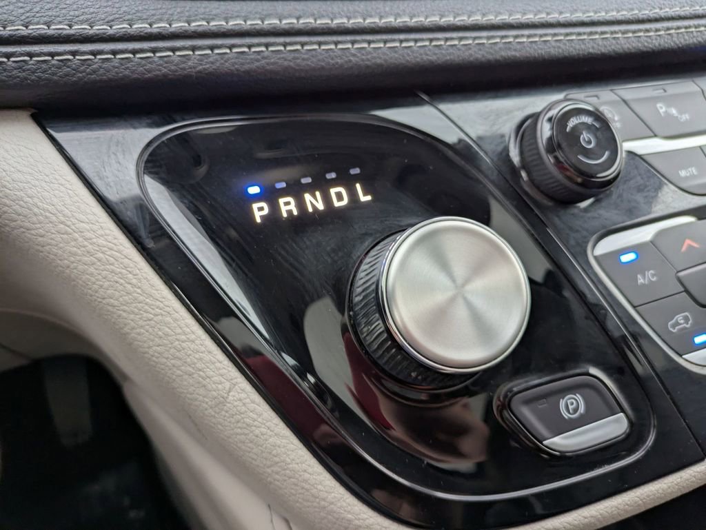 Used 2023 Chrysler Pacifica Limited image 17