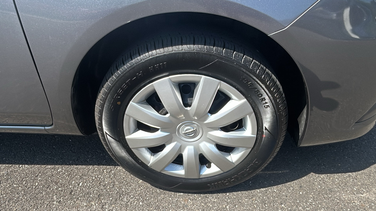 Used 2017 Nissan Versa SV FWD image 9