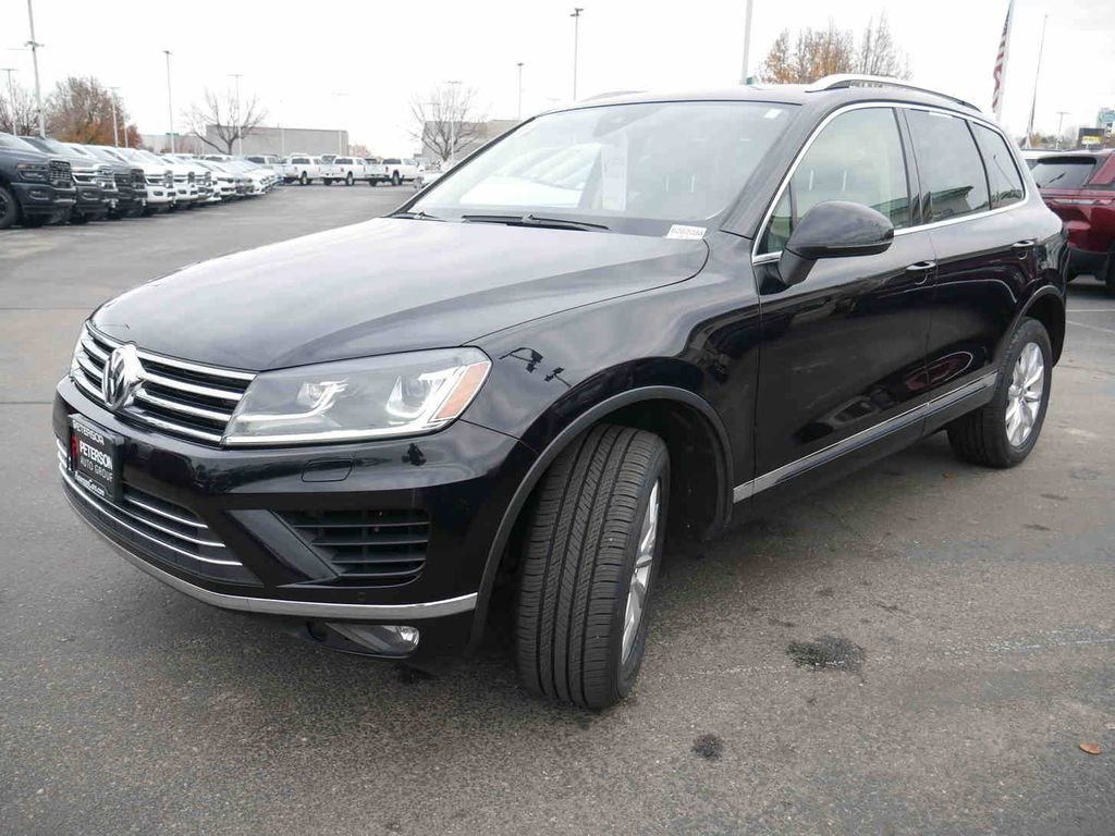 Used 2017 Volkswagen Touareg Sport image 3