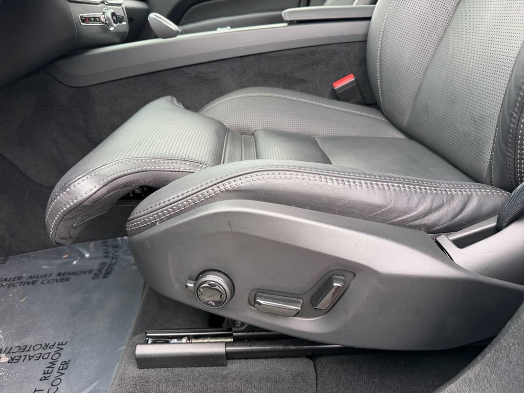 Certified 2025 Volvo XC60 T8 Ultra w/ Climate Package AWD/4WD image 17