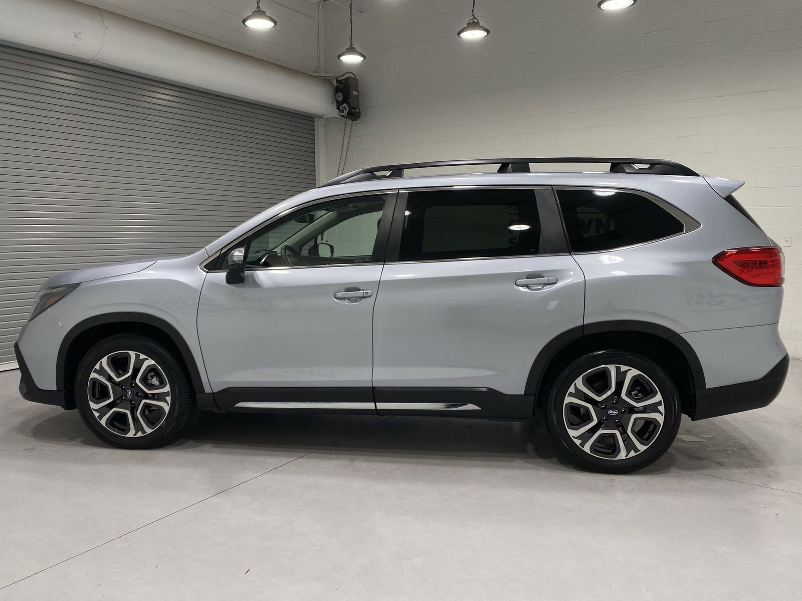 Used 2023 Subaru Ascent Limited w/ Technology Package AWD/4WD image 5