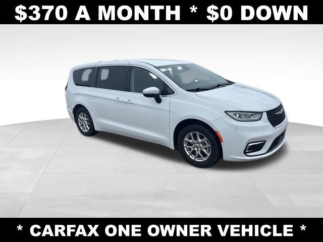 Used 2023 Chrysler Pacifica Touring-L FWD image 7