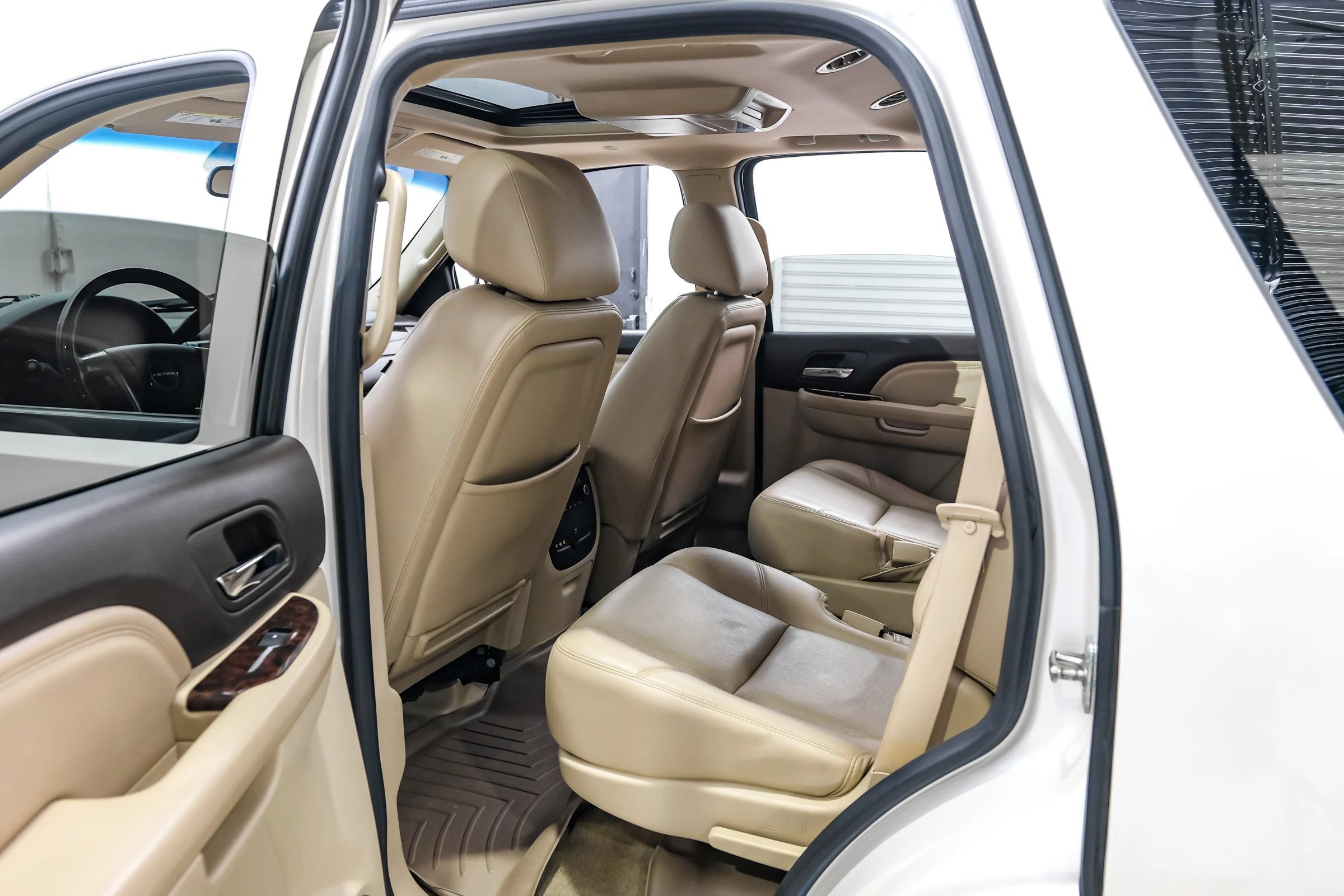 Used 2014 GMC Yukon Denali RWD image 48