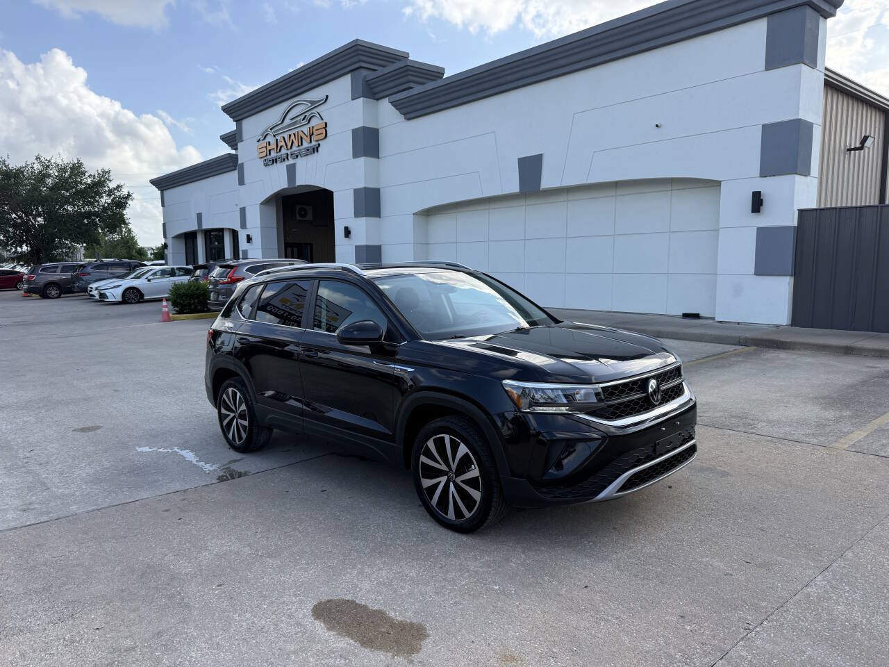 Used 2023 Volkswagen Taos SE FWD image 2