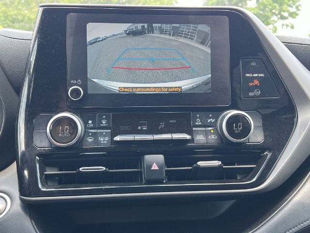 Used 2024 Toyota Highlander LE AWD/4WD image 18