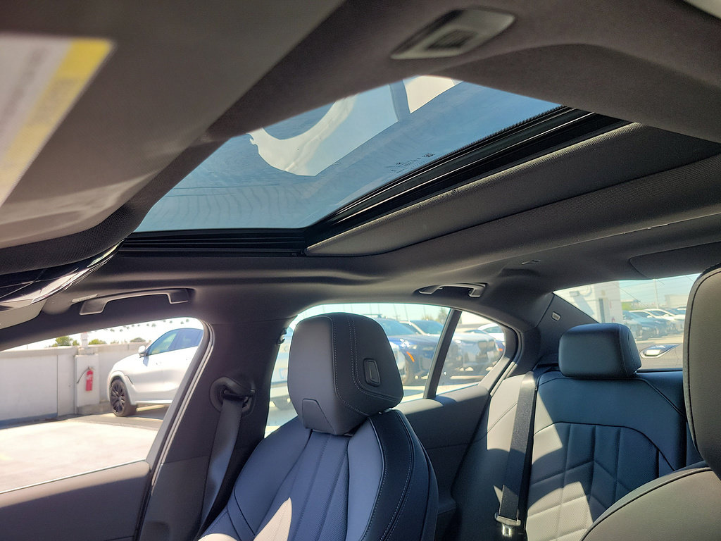 New 2026 BMW i5 eDrive40 w/ Convenience Package RWD image 35
