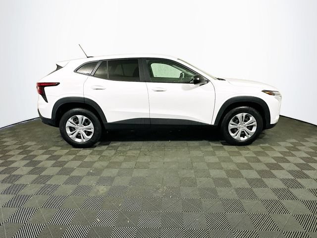 Used 2025 Chevrolet Trax LS FWD image 9