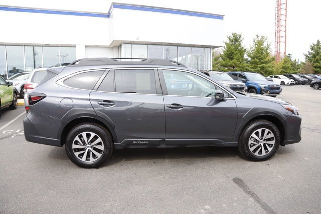 Used 2025 Subaru Outback Premium AWD/4WD image 2