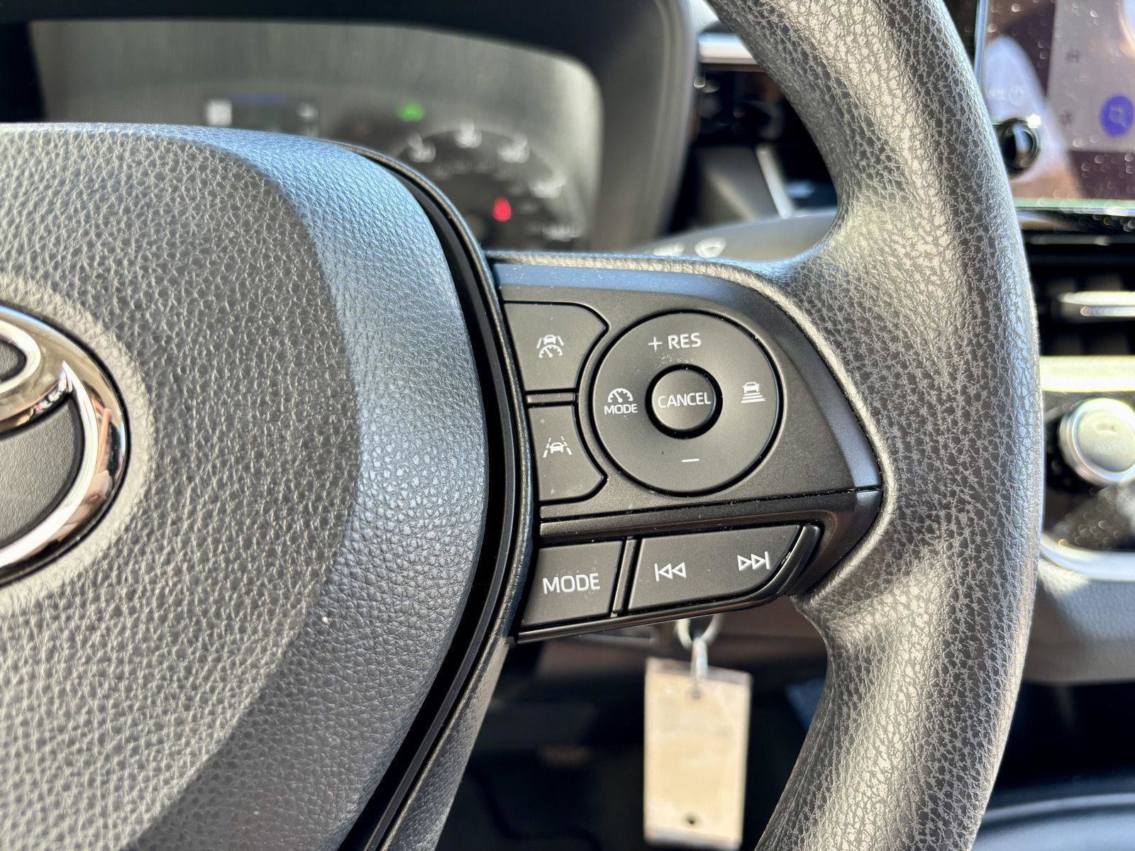 Used 2025 Toyota Corolla LE image 28