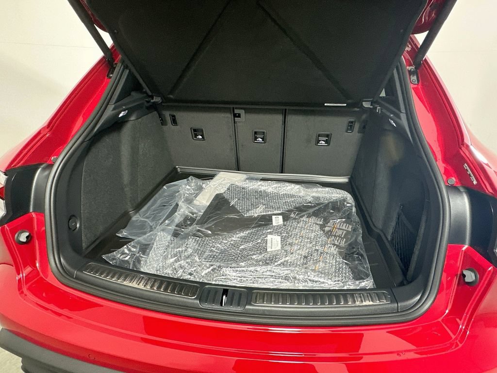 Certified 2026 Porsche Macan Turbo AWD/4WD image 28