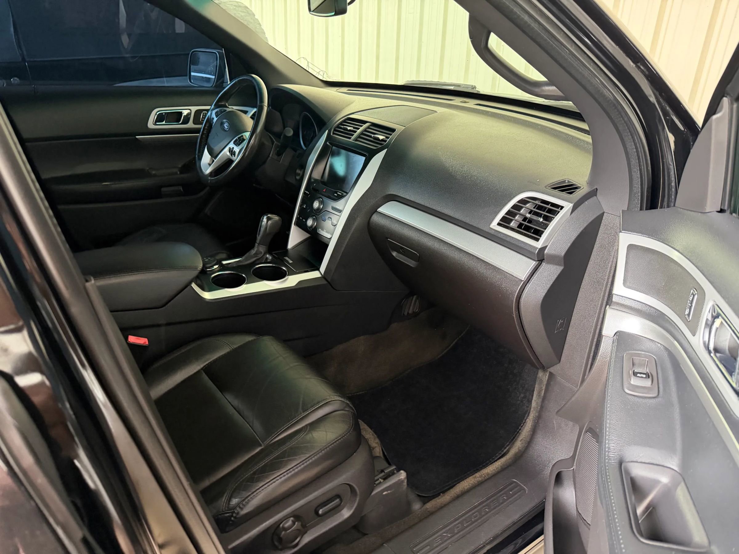 Used 2014 Ford Explorer XLT w/ Equipment Group 202A image 3