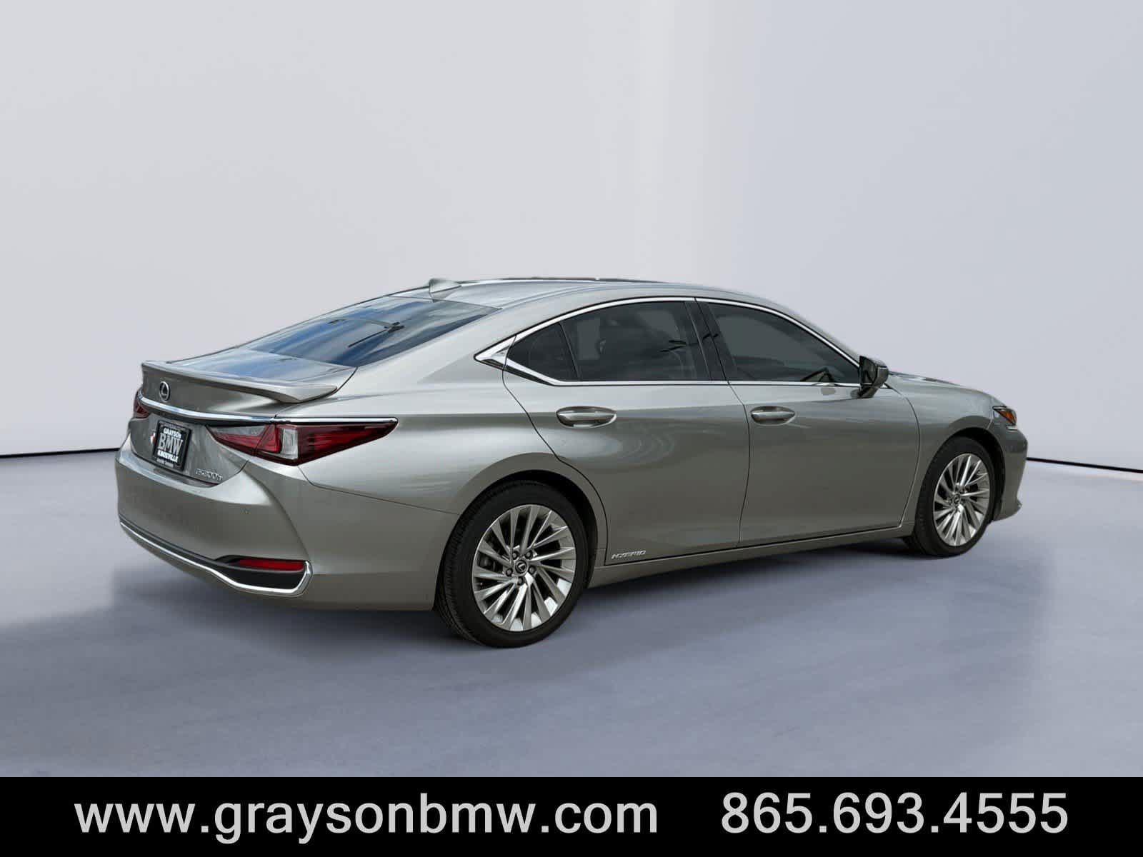 Used 2020 Lexus ES 300h Ultra Luxury w/ Accessory Package 2 FWD image 3